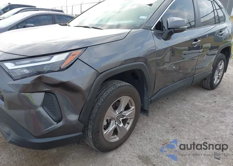 2022 Toyota Rav4 Xle z USA, uszkodzony, nr VIN 2T3W1RFV2NC209632